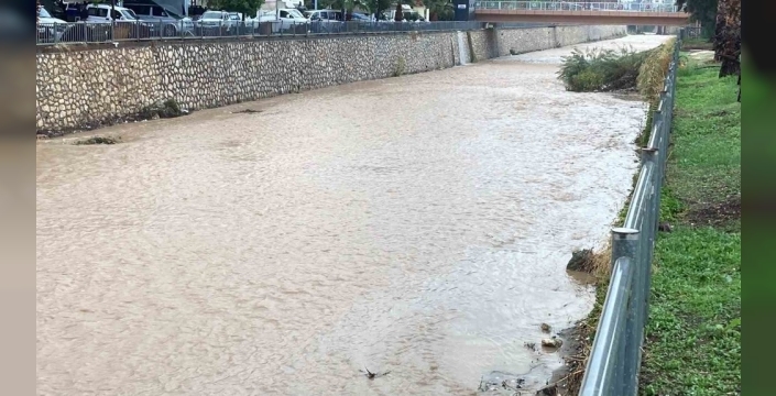 Mersin'de şiddetli yağış hayatı olumsuz etkiledi