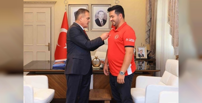 Milli okçular, Muğla Valisi'ni makamında ziyaret etti