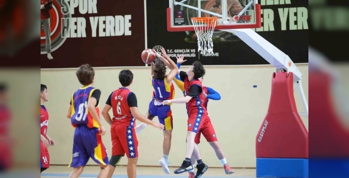 Muğla'da genç basketbolcular ilçe birinciliği için yarışıyor