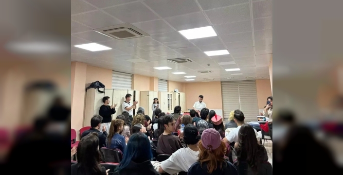 Muğla'da gençler yazdıkları skeçleri sahneye koydu