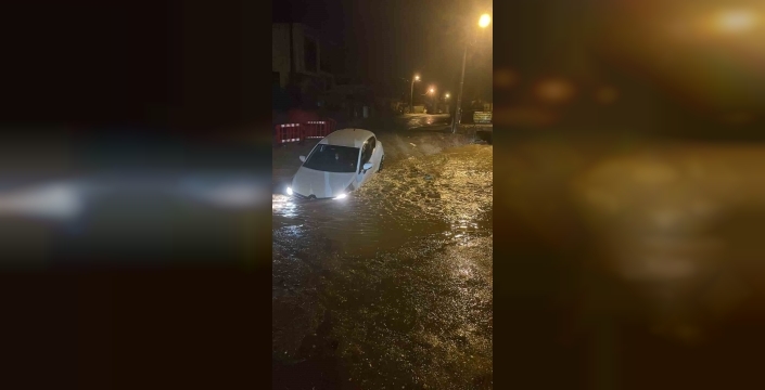 Muğla'da yağmur yol çöktürdü, araç mahsur kaldı