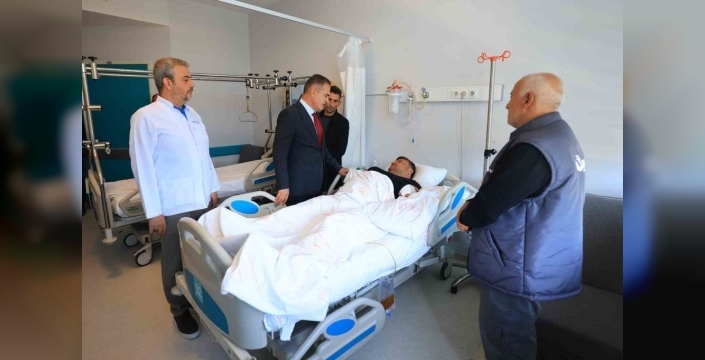 Muğla Valisi Akbıyık, trafik kazasında yaralanan muhtarı ziyaret etti