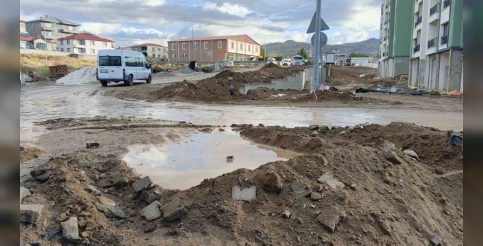 Muradiye'de öğrenciler çamurlu okul yolunda zorlanıyor