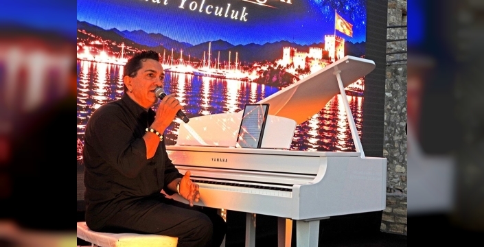Mustafa Boran Durgun bestelerini Çeşme Kalesi’nde seslendirdi