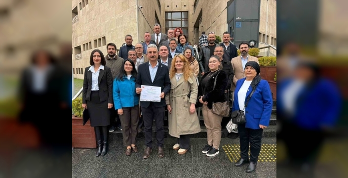 Nihat Yeşiltaş mazbatasını alarak göreve başladı