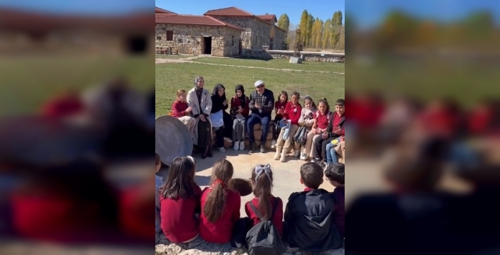 Ödüllü müzede öğrenciler türkü söyledi