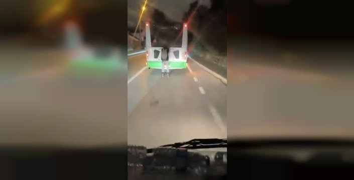 Otobüs arkasına tutunan patenci tehlike saçtı