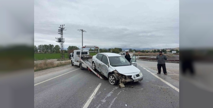 Otomobil refüje çarptı, sürücü yaralandı