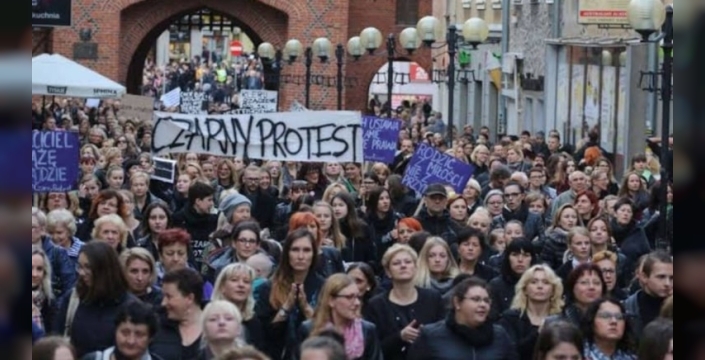 Polonya'da kadınlar, kürtaj yasaklarına karşı protesto düzenledi