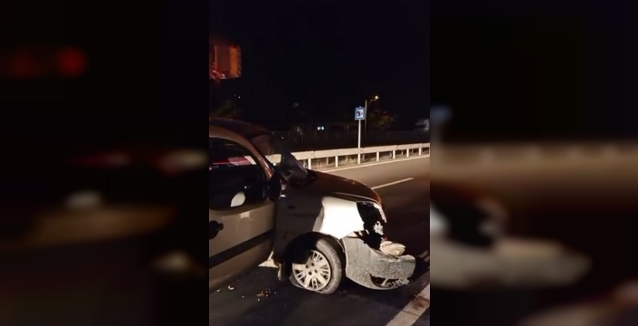 Sakarya'da bariyerlere çarpan araçta sürücü yaralandı