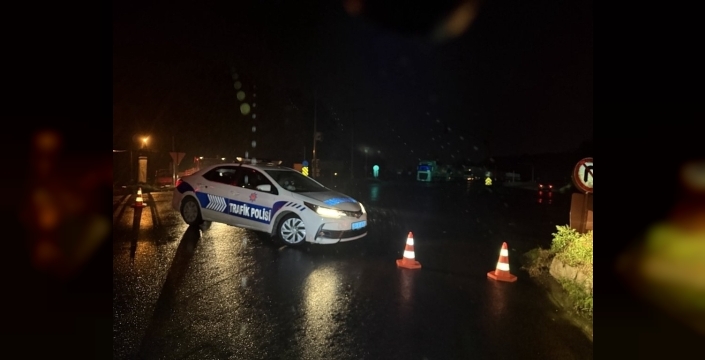 Sakarya'da D-650 yolu yoğun yağış nedeniyle trafiğe kapatıldı