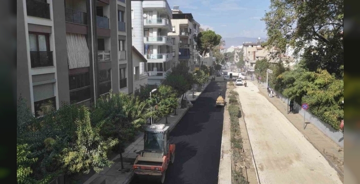 Salihli'de Ferah Caddesi sıcak asfaltla yenileniyor