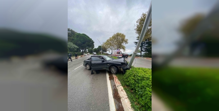 Samsun'da otomobil aydınlatma direğine çarptı
