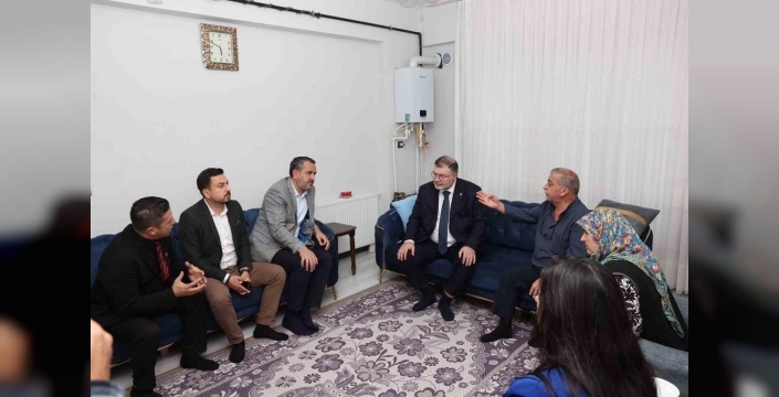 Saygılı, Bayraklı'daki depremzede aileleri ziyaret etti
