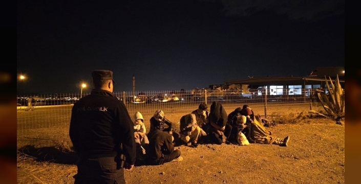 Seferihisar'da 8 çocuklu 15 kaçak göçmen yakalandı
