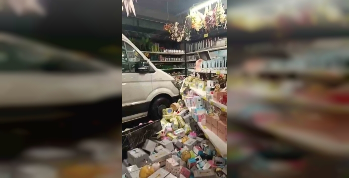 Servis aracı dükkana daldı