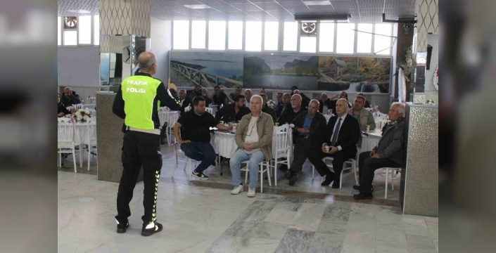 Servis şoförlerine trafik eğitimi verildi