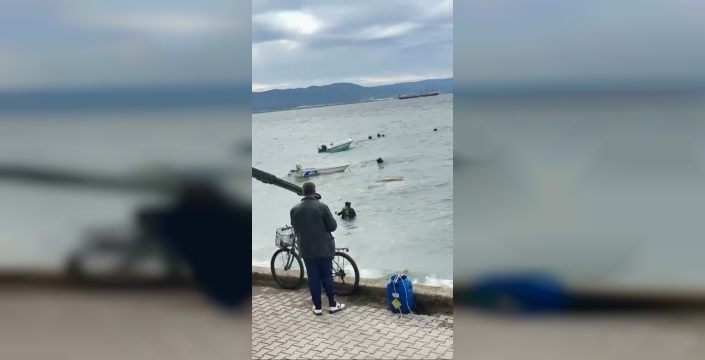 Şiddetli lodos nedeniyle batan tekneler denizden çıkarılıyor