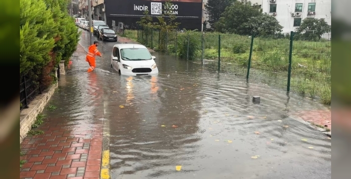 Şişli'de sağanak yağış sonrası cadde su altında kaldı