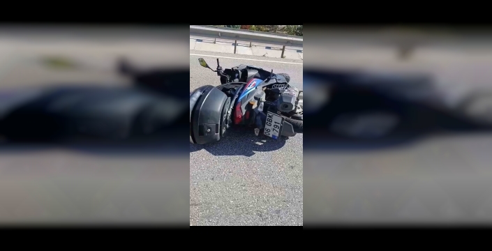 Sivrihisar'da motosiklet refüje çarptı, 2 kişi yaralandı