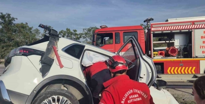 Susurluk'ta otomobil refüje uçtu, 2 yaralı