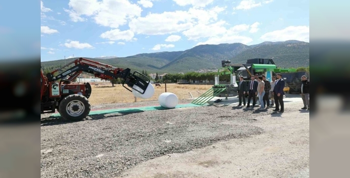 Tavas'ta çiftçilere ücretsiz silaj paketleme hizmeti