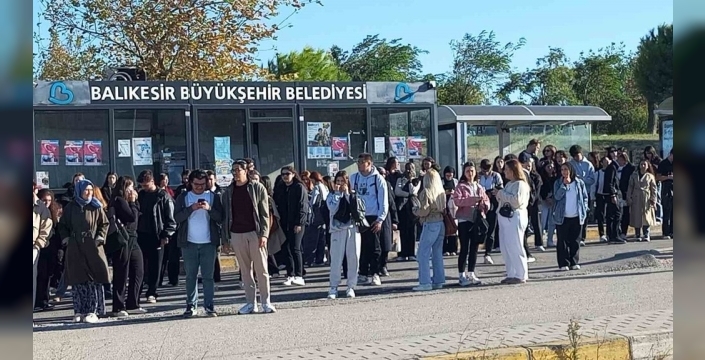 Üniversitede ders saatleri ulaşımı aksattı