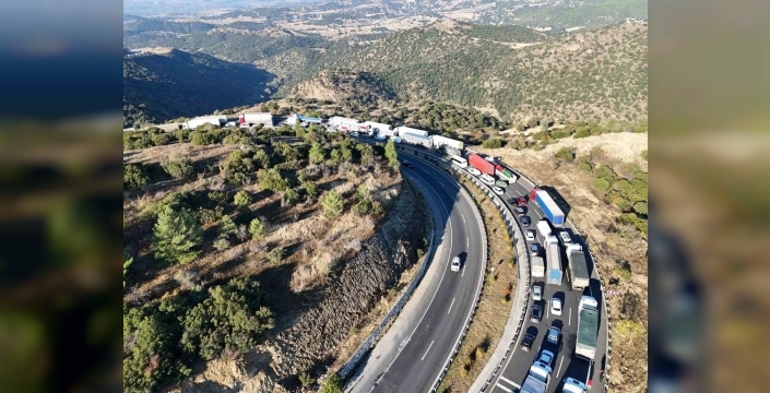 Uşak'ta domates yüklü tır devrildi, sürücü hayatını kaybetti