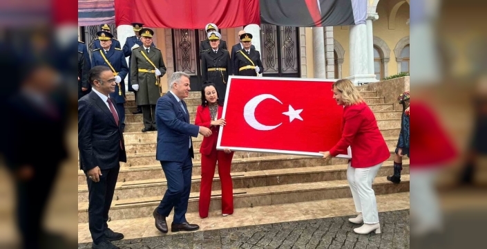 Vali Elban, 29 Ekim için dokunan bayrağı aldı