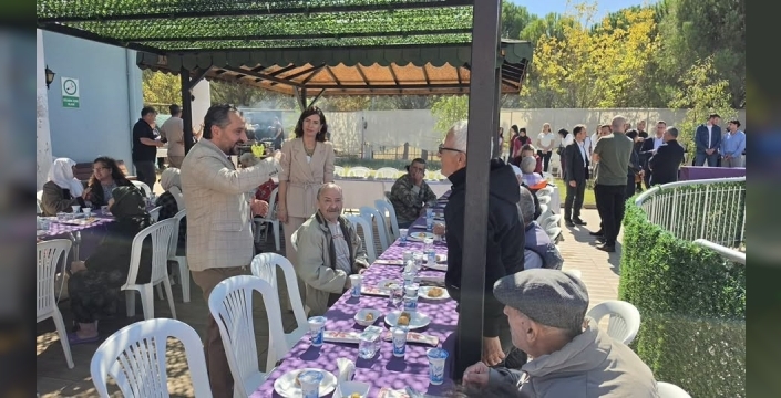 Yaşlılar ve gençler mangal keyfinde buluştu