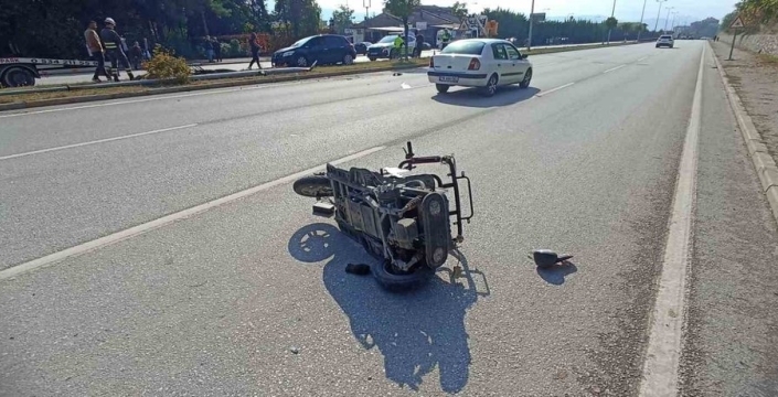 Yaya geçidinde motorlu bisiklete çarpan otomobil kaza yaptı