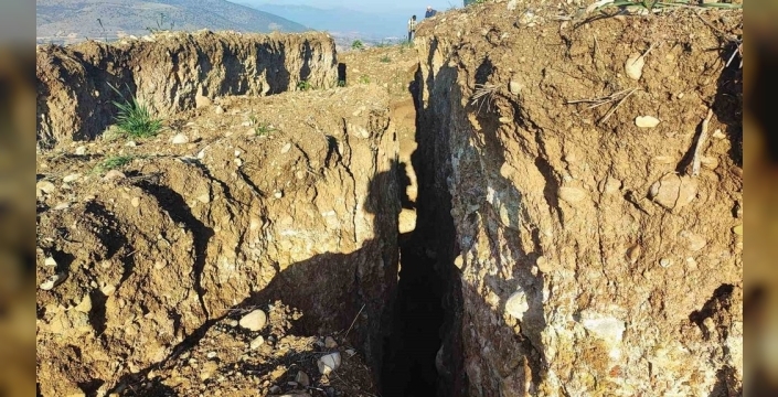 Yozgat'ta tarlada oluşan yarıklar çiftçiyi endişelendirdi