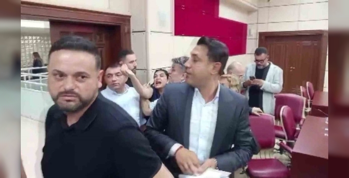 Yüreğir meclisinde chp'li üyeler arasında kavga