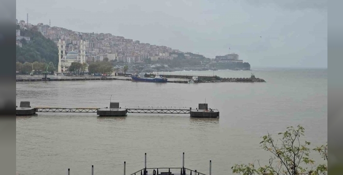 Zonguldak Limanı, sağanak yağış sonrası renk değiştirdi